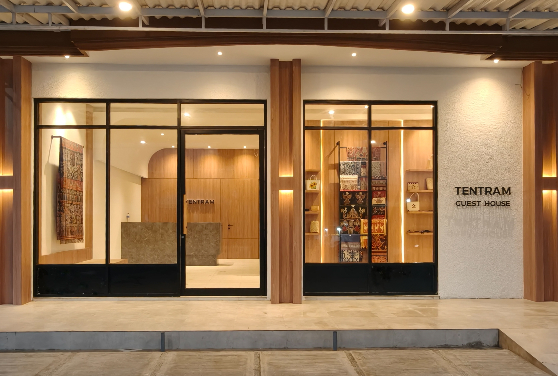 Tentram Guest House — entrance